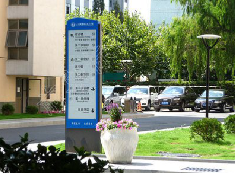 贡山传统的学校标识系统有什么问题？